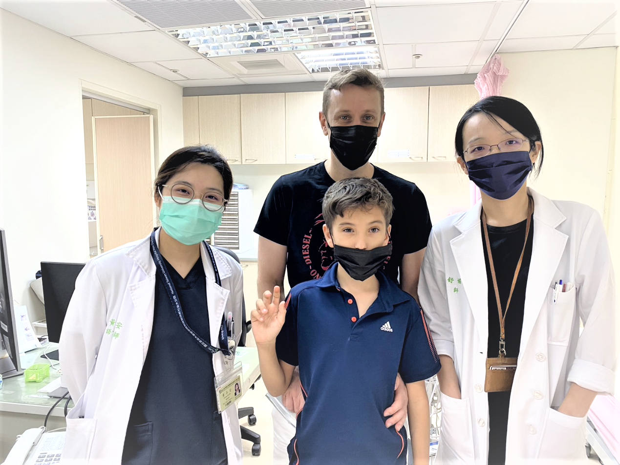 Image:Case close Clinic: Dr. Shu-Mei Yang  (Rt1), Speech Language Pathologist (SLP) Hui-An Huang(Lt1) with Adam's Family