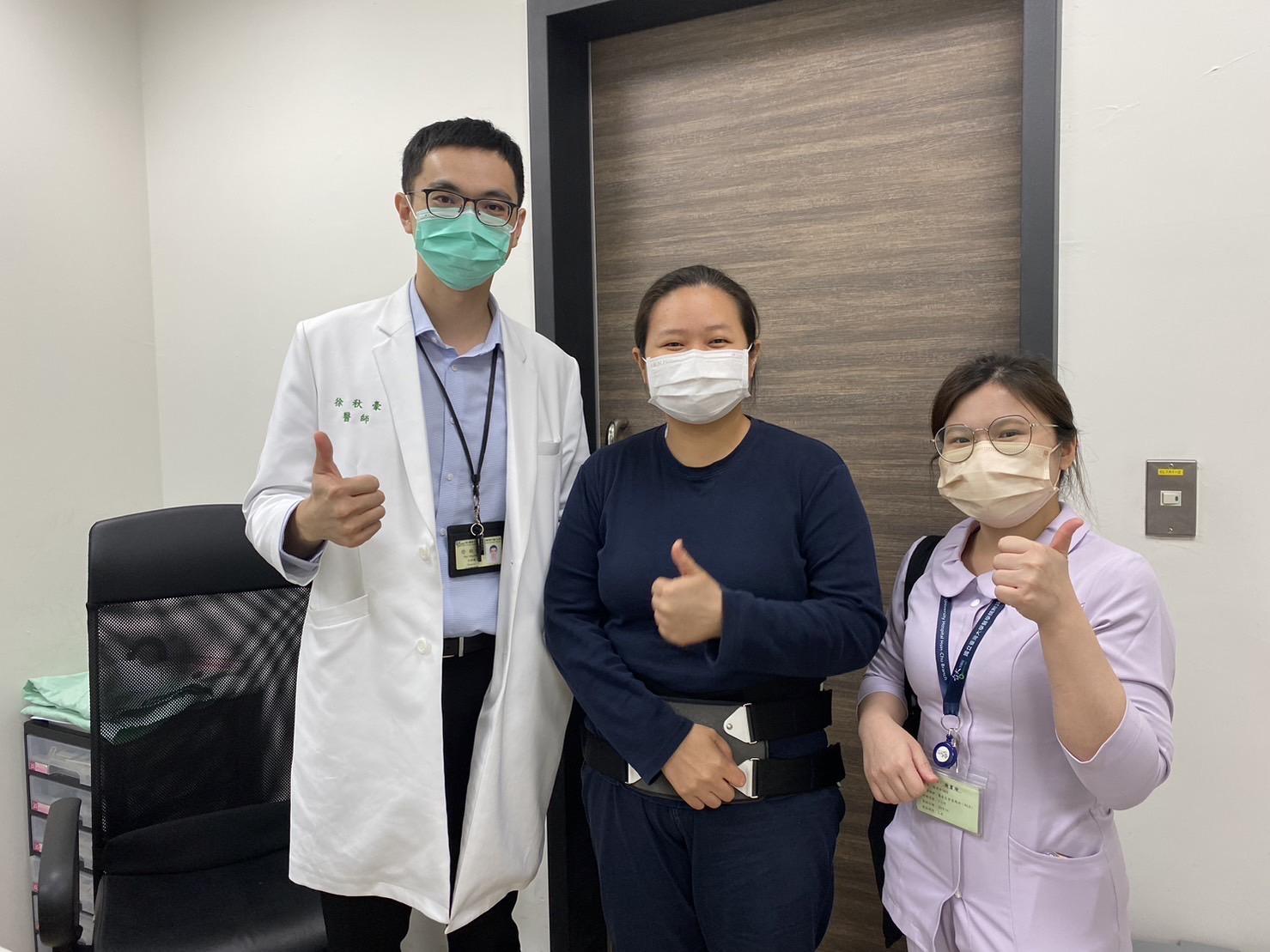 Image:In the International Outpatient Clinic, from left to right: Dr. Chiou Hao Hsu from the Department of Neurosurgery, Ms. An from Indonesia, and Nurse Ya